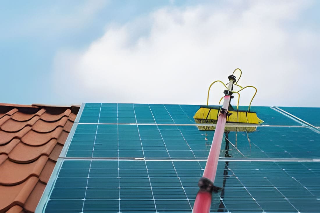 Solarmodule werden gereinigt.