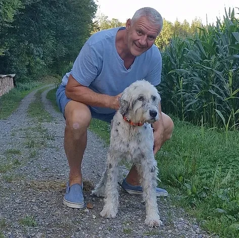 Mann mit Hund auf dem Weg.